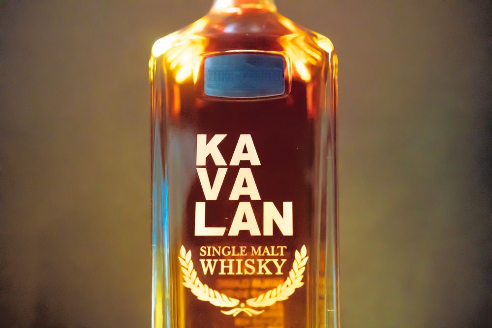 【レビュー】KAVALANをウイスキー嫌いに飲ませたら幸福度120%でぶち上がった話