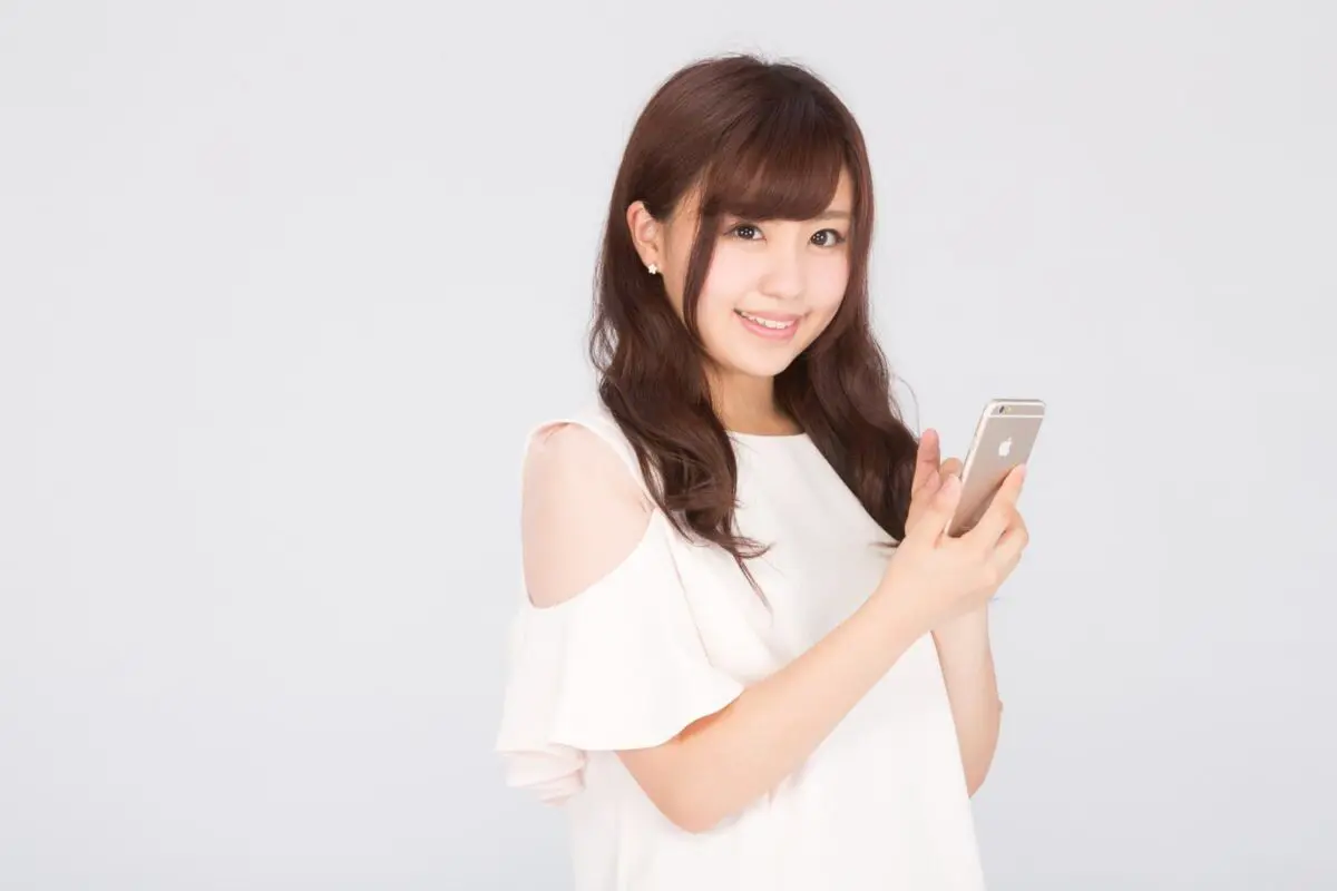 ファムの仕事内容を調べる女性